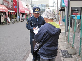 写真：街頭啓発の様子