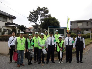 写真：江戸川台西自治会一声運動と流山警察署の皆さん