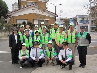 写真：東深井第二自治会防犯パトロール隊と流山警察署の皆さん