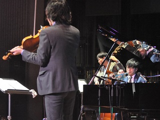 写真：演奏を披露する、曽根麻央さん、伊藤勇司さん、山田拓斗さん