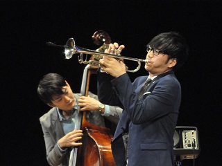 写真：トランペットを演奏する曽根麻央さん