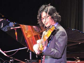 写真：ヴァイオリンを演奏する山田拓斗さん