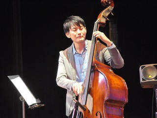 写真：チェロを演奏する伊藤勇司さん