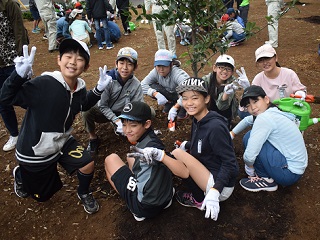 写真：植樹をする子どもたち