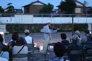 写真：行灯が並ぶ会場