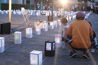 写真：行灯が並ぶ会場