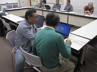 写真：マンツーマンでのパソコンを教わる参加者