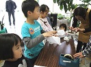 写真：折り紙を教わる子ども達