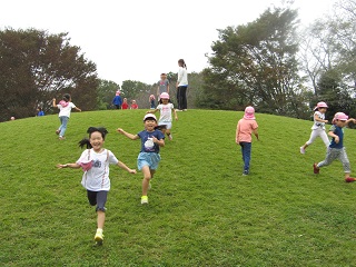 写真：芝生で遊ぶ子ども達