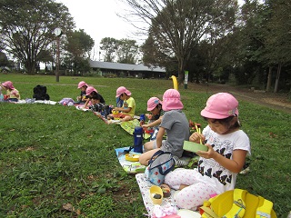 写真：お弁当を食べる子ども達