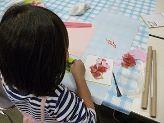 写真：和紙をちぎる子ども