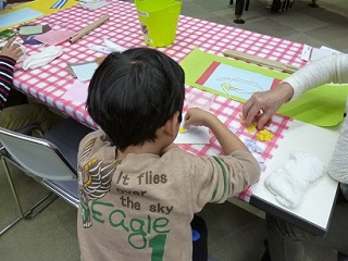 写真：和紙を貼る子ども