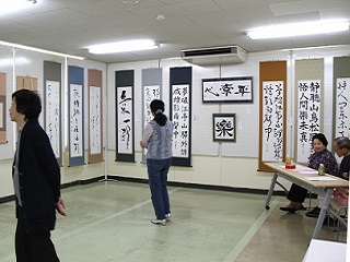 写真：書道展示の様子