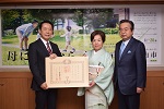 写真：市長副市長と記念撮影する高橋ミツ子さん