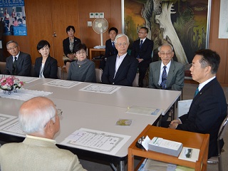 写真：市長と受賞者の懇談の様子