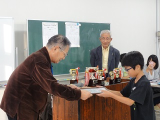 写真：将棋大会の表彰式の様子