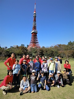 写真：東京タワーを背景に記念写真