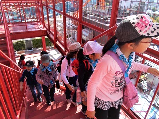 写真：東京タワーのメインデッキまで階段で上る子ども達