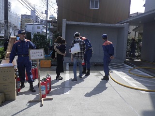 写真：水消火器を使った消火器体験