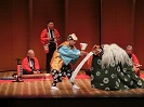 写真：お囃子に合わせて踊る獅子舞