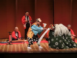 写真：お囃子に合わせて踊る獅子舞