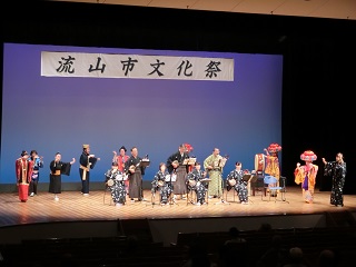 写真：琉球民謡を披露