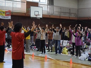 写真：会場の皆さんで太極拳を行う