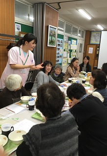 写真：新川小学校の給食試食会に