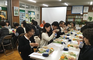 写真：新川小学校の給食試食会に参加する地域の方々