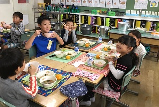 写真：給食を食べる新川小学校の児童