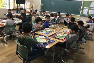 写真：給食を美味しそうに食べる新川小学校の児童たち