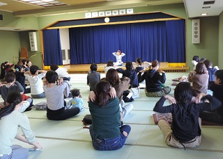 写真：会場に集まる参加者