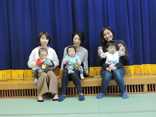 写真：誕生日を迎える子どもたち