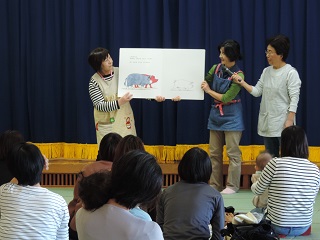 写真：読み聞かせの様子
