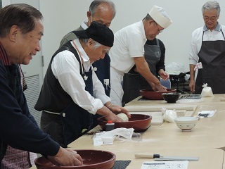 写真：そば打ちに挑戦