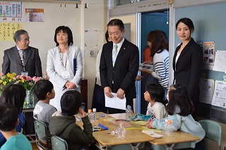 写真：児童と話す井崎市長
