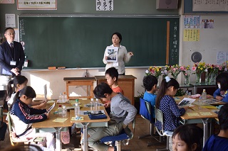 写真：花器作りを説明するボランティアの方