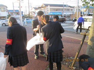 写真：ごみ拾いを行う学生