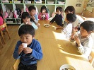写真：出汁の味を堪能する子どもたち