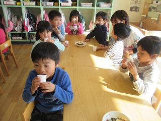 写真：だしを味わう子どもたち