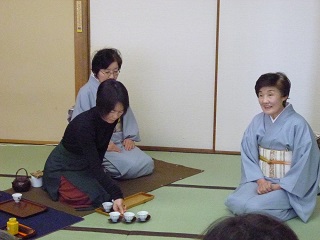 写真：煎茶会の様子