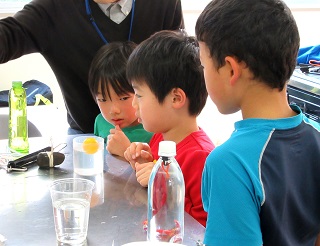 写真：現象を不思議がる子どもたち