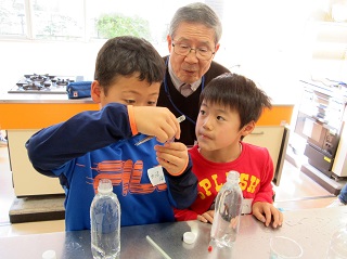 写真：水の量を調整する子どもたち