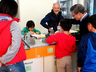 写真：講師に教わる子どもたち