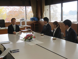 写真：市長と対談する実行委員会の皆さん