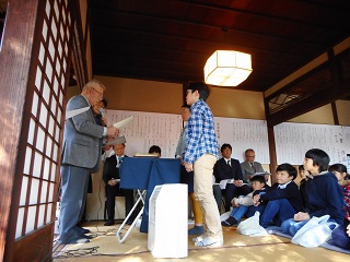 写真：小学生の表彰風景