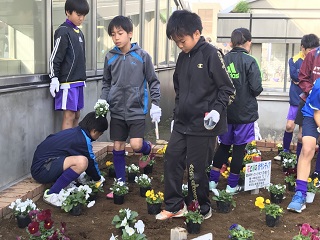 写真：花壇整備の様子