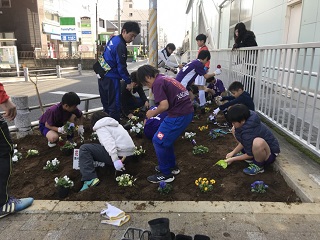 写真：花壇整備の様子2