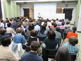 写真：講演会に集まる参加者