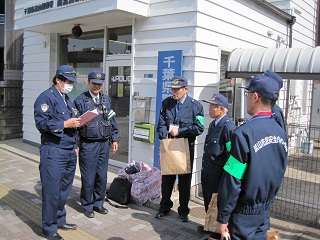 街頭啓発活動前の打ち合わせ中